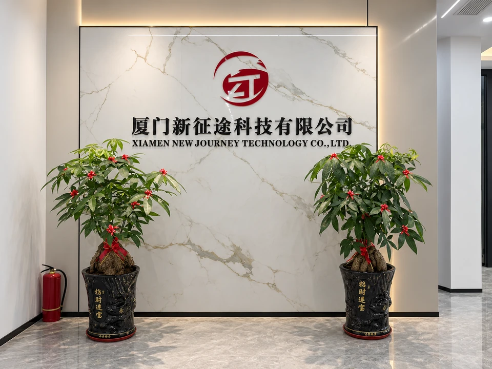 Tiếp tân New Journey với tên công ty gốc và logo màu đỏ