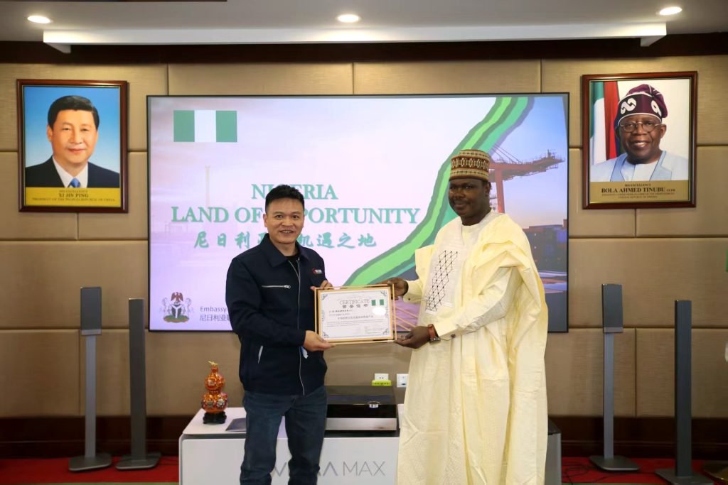 Pr&aelig;sentation af certifikat ved en udvekslingsaktivitet mellem Kina og Nigeria